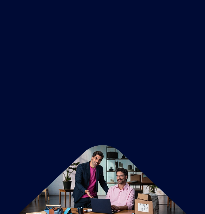 Fundo roxo com quadrados com pontas arredondadas e um mascote segurando um telefone